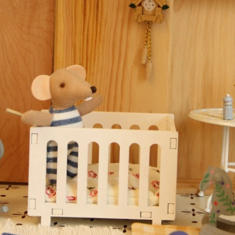 سرير أطفال خشبي مصغر بمقياس 1: - مراجعة Baby Nursery Age وسعره