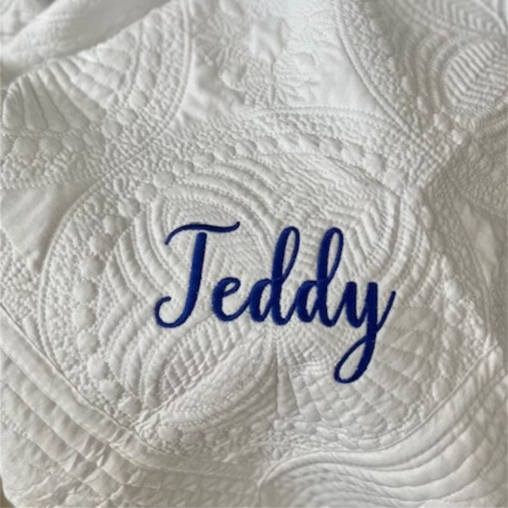 لحاف حضانة أطفال مع اسم مُطّرز - مراجعة Baby Boy Nursery Quilt وسعره